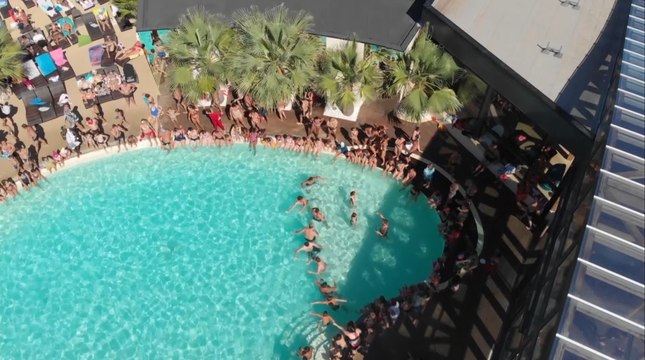 Vive le camping (6ter) : découvrez pourquoi ces vacanciers surmotivés se jettent dans la piscine du camping !