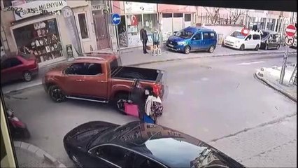 Son dakika haberi... Küçük kıza çarptı yoluna devam etti... Kaza kamerada