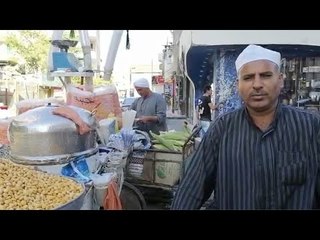 بائع متجول يقرأ القرآن يثير إعجاب المواطنين بالغردقة