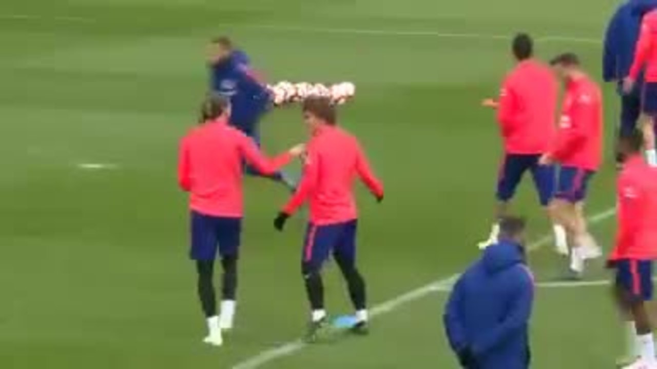 Atlético - Griezmann tout sourire à l'entraînement