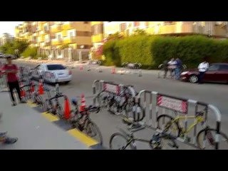 شباب يشاركون بدراجاتهم الرياضية في انتخابات مجلس الشيوخ