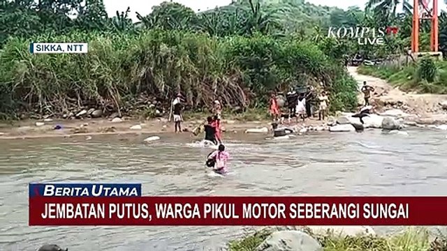Jembatan Putus Diguyur Hujan Deras, Warga Terpaksa Pikul Motor Sambil Seberangi Sungai