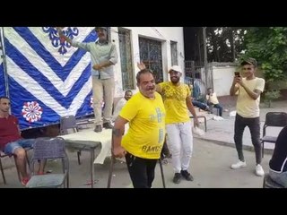 عجوز يرقص بـ عكازين أمام إحدى لجان العجوزة : كله علشان خاطر مصر