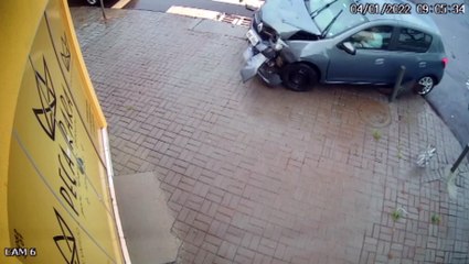 Vídeo mostra Sandero invadindo calçada após colisão na Avenida Assunção