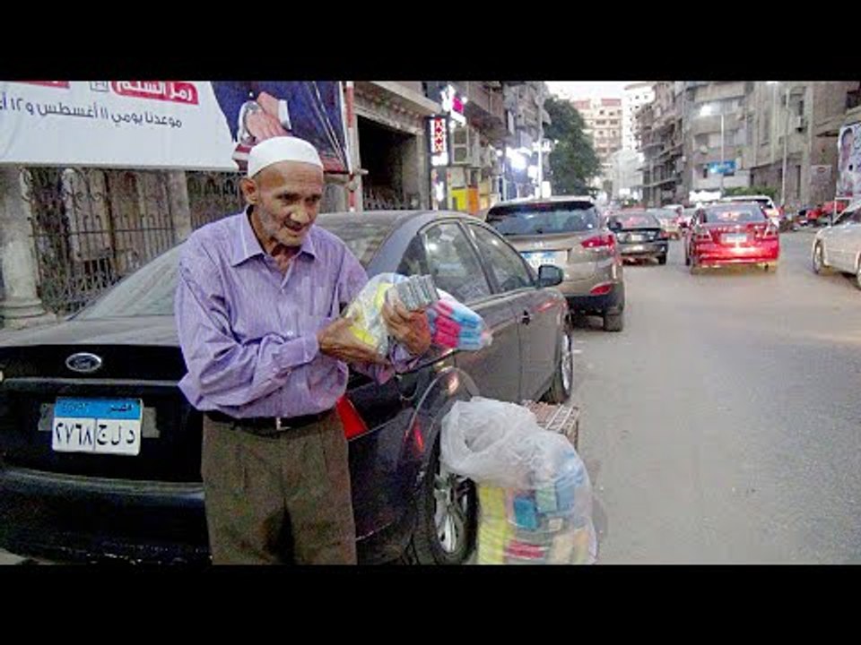 سبعيني يبيع ليف مواعين : معاشي 450 جنيه شهريا بصرف بيهم علي 3 بيوت