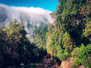 Una cascata di nuvole incanta Pantelleria, il vento dà spettacolo