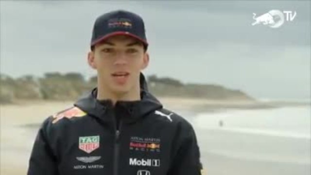 Red Bull - Gasly s'essaye au surf aux côtés de Mick Fanning