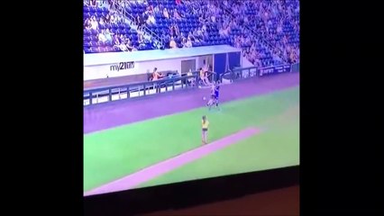 2 joueurs de foot simulent en même temps... de vrais bons acteurs