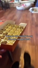 Il fait une petite blague avec l'appareil à oxygène de sa grand-mère !