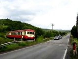 Un conducteur de train doit s'arrêter pour baisser les barrières d'un passage à niveau (Roumanie)