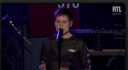 Grand Studio RTL : Chris(tine & The Queens) interprète La marcheuse