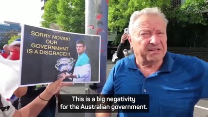 Скачать видео: Djokovic fans slam 'disgusting' treatment from Australian government