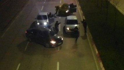 UYUŞTURUCU TACİRLERİ 5 KİLOMETRELİK TAKİP SONUCU YAKALANDI