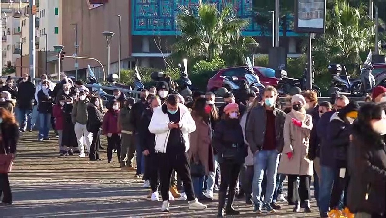 Napoli, genitori mano nella mano con i figli per vaccinarli: "Non per obbligo ma per responsabilità"