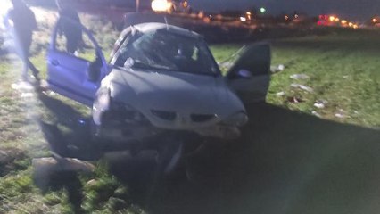 OTOMOBİL TARLAYA UÇTU: 1 ÖLÜ, 5 YARALI