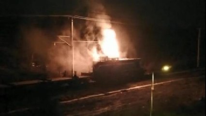 Son dakika haberi | HALKALI'DA YÜK TRENİNDE YANGIN; ALEVLER HATTIN ELEKTRİK TELLERİNİ KOPARDI