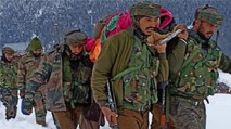 JK: Indian Army rescues 2 pregnant woman amid heavy snowfall