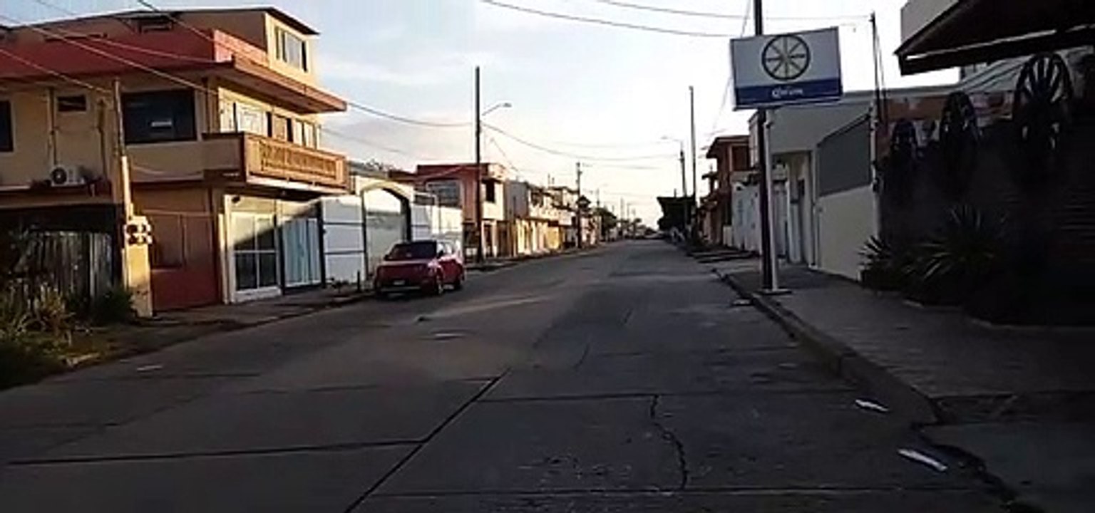 BALEAN de MADRUGADA a un SUJETO frente a una CANTINA en COATZACOALCOS