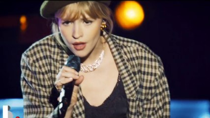 Exclu. Angèle chante Tout oublier sur la scène du Casino de Paris.