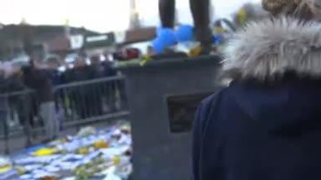 Disparition d'Emiliano Sala - Romina Sala se recueille devant le Cardiff City Stadium