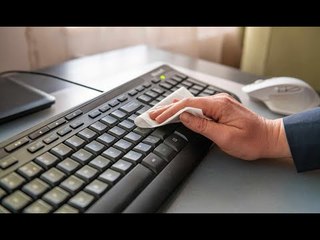 شاهد ما يحدث لعينيك وجلدك من لوحة مفاتيح الكمبيوتر المتسخة