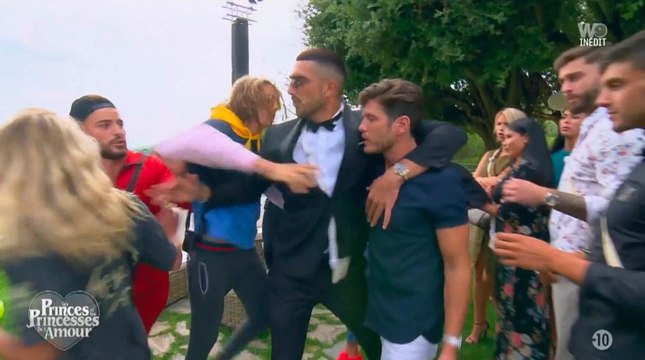 Deux candidats des Princes de l'amour se clashent violemment et en viennent aux mains... Le zapping clash
