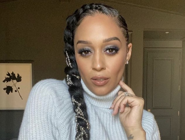 Let Tia Mowry Demonstrate How to Wear Sparkle in Your Hair Post-Holiday  Season - video Dailymotion