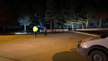 Karanlıkta kavga edenlerin kim olduğunu kestiremeyen kişi akrabalarını üzerine ateş açtı
