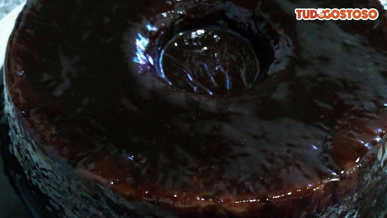 Bolo de fubá fofinho com cobertura de chocolate