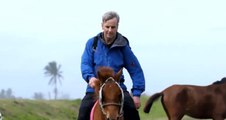 Exclu. Cap Horn : Mike Horn hilare face à un Bernard de La Villardière peu à l'aise à cheval !