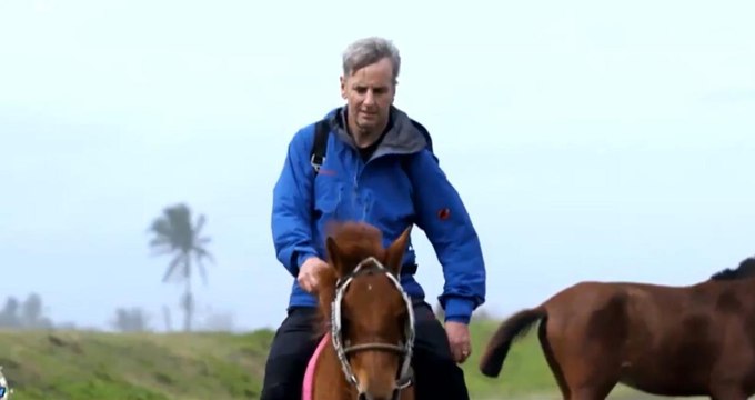 Exclu. Cap Horn : Mike Horn hilare face à un Bernard de La Villardière peu à l'aise à cheval !