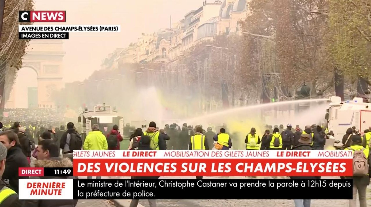 Un reporter de CNews se prend une grenade lacrymo en direct sur les Champs-Elysées