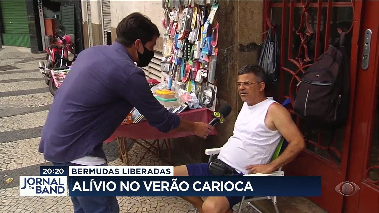 No Rio de Janeiro, foi liberado o uso de bermudas e calças curtas para os servidores municipais e motoristas de ônibus. Um alívio no verão de mais de 30 graus.