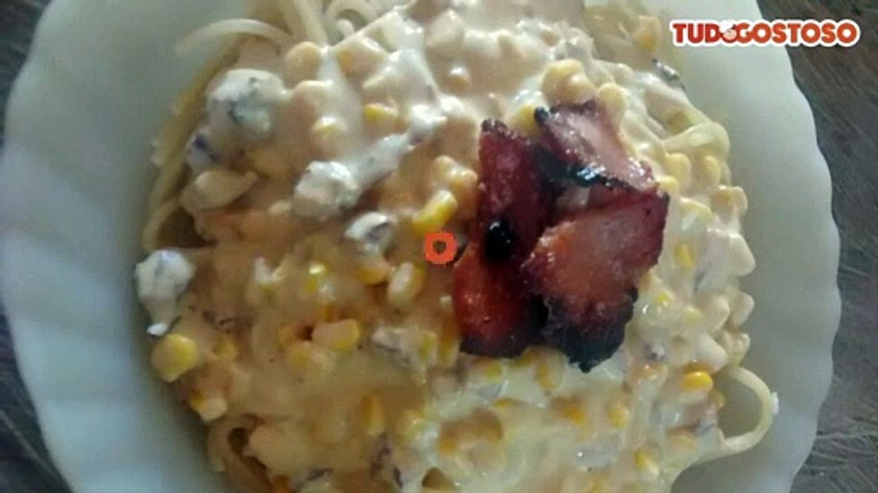 Macarrão com molho branco e bacon
