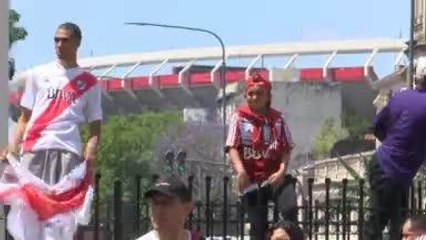 Les supporters de River Plate déjà très chauds aux abords du stade!