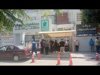 الجنايني وفضل ينتظران خروج جثمان عزمي مجاهد من المستشفى