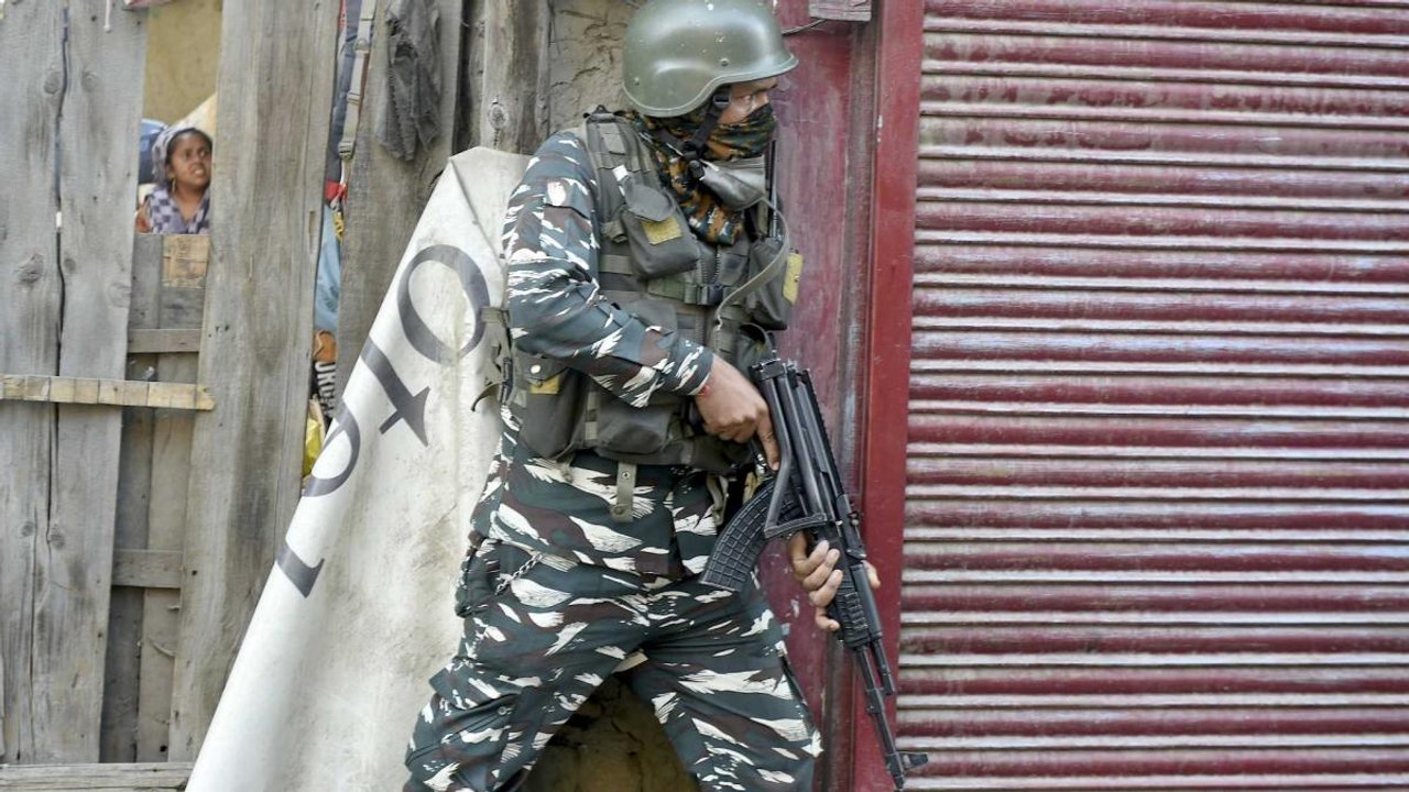 JK: Encounter continue in Pulwama, 2 terrorists...