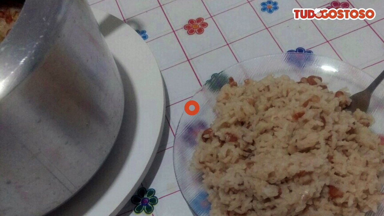 Arroz com feijão na panela de pressão