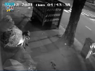 Una mujer intentó prender fuego a un indigente