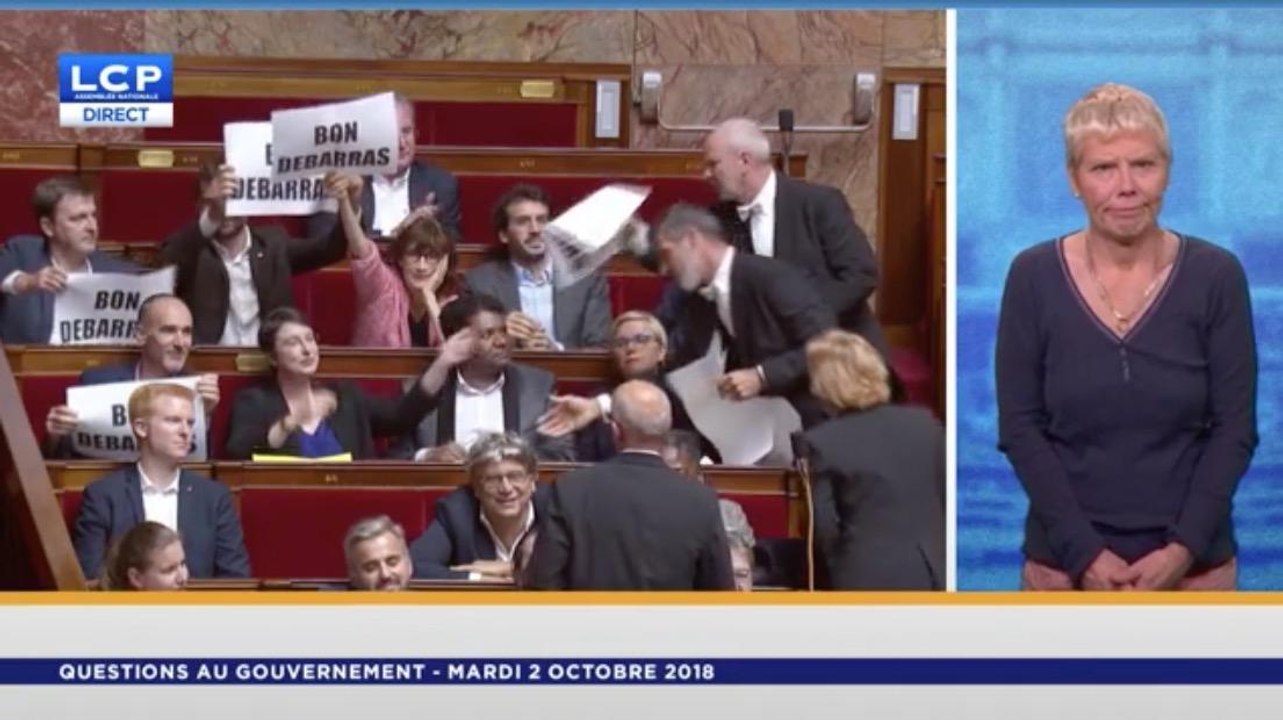 Les députés France Insoumise accueillent Manuel Valls avec des pancartes "Bon débarras"