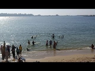 هرباً من الحر.. زحام على الشواطئ غير المرخصة بالإسكندرية