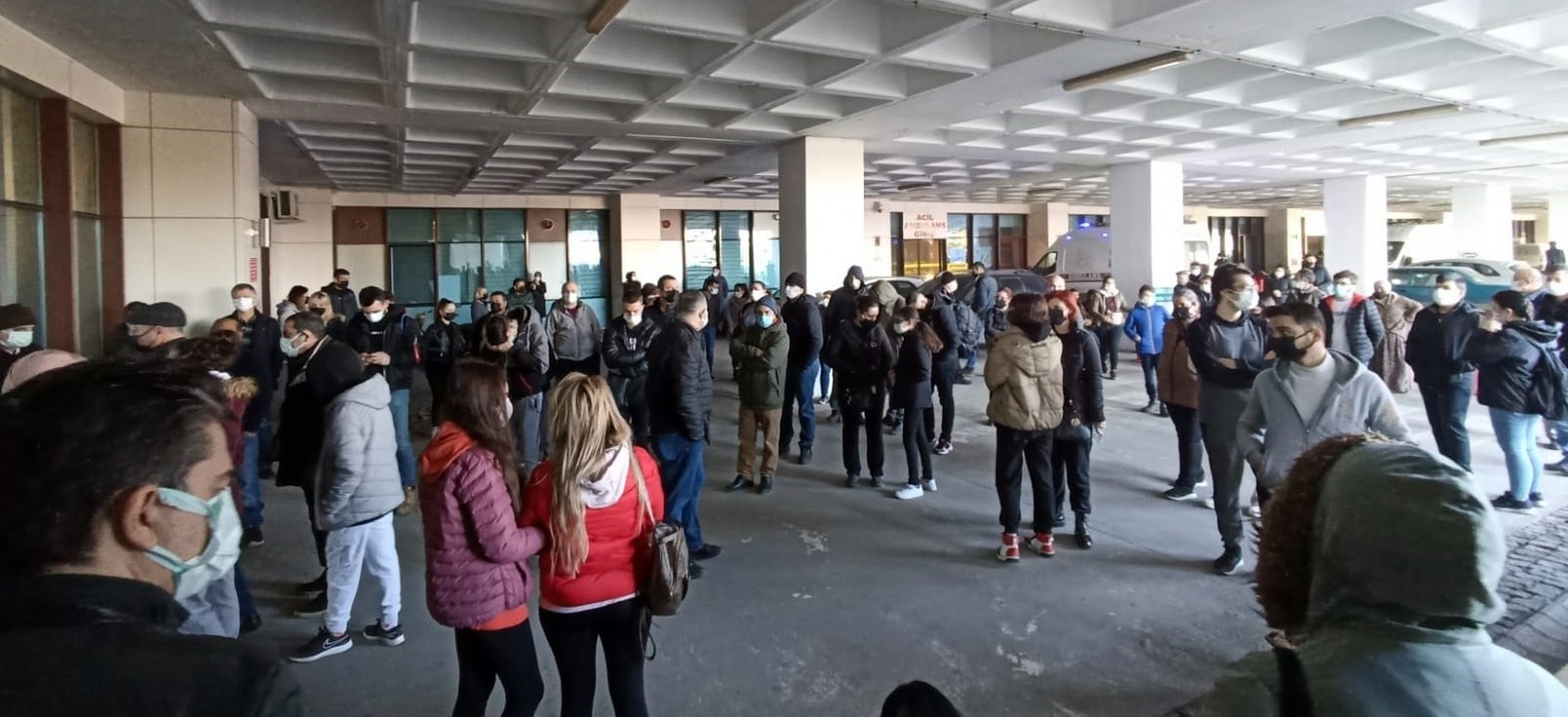 Edirne'de korkutan görüntü: Binlerce kişi Kovid testi için hastaneye akın etti