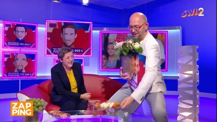 Dégoûté d'avoir été détrôné par Marie-Christine, Christophe, ancien champion de TLMVPSP, démonte la loge et perturbe l'émission