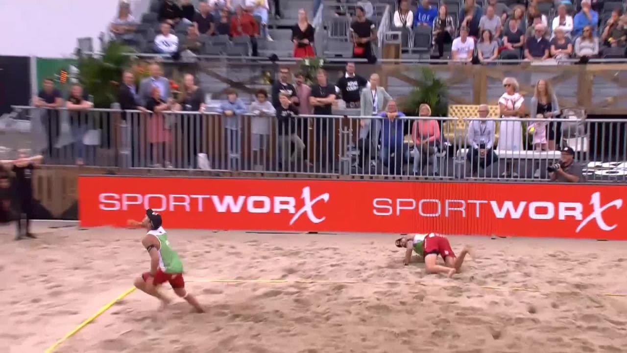 Beach Volley - Un volleyeur envoie un retourné à la CR7