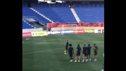 Brésil - Neymar trouve la lucarne à l'entraînement