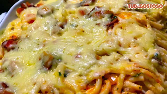 Macarrão ao molho branco com linguiça e queijo