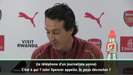 Football - Unai Emery décroche le téléphone d'un journaliste en pleine conférence de presse