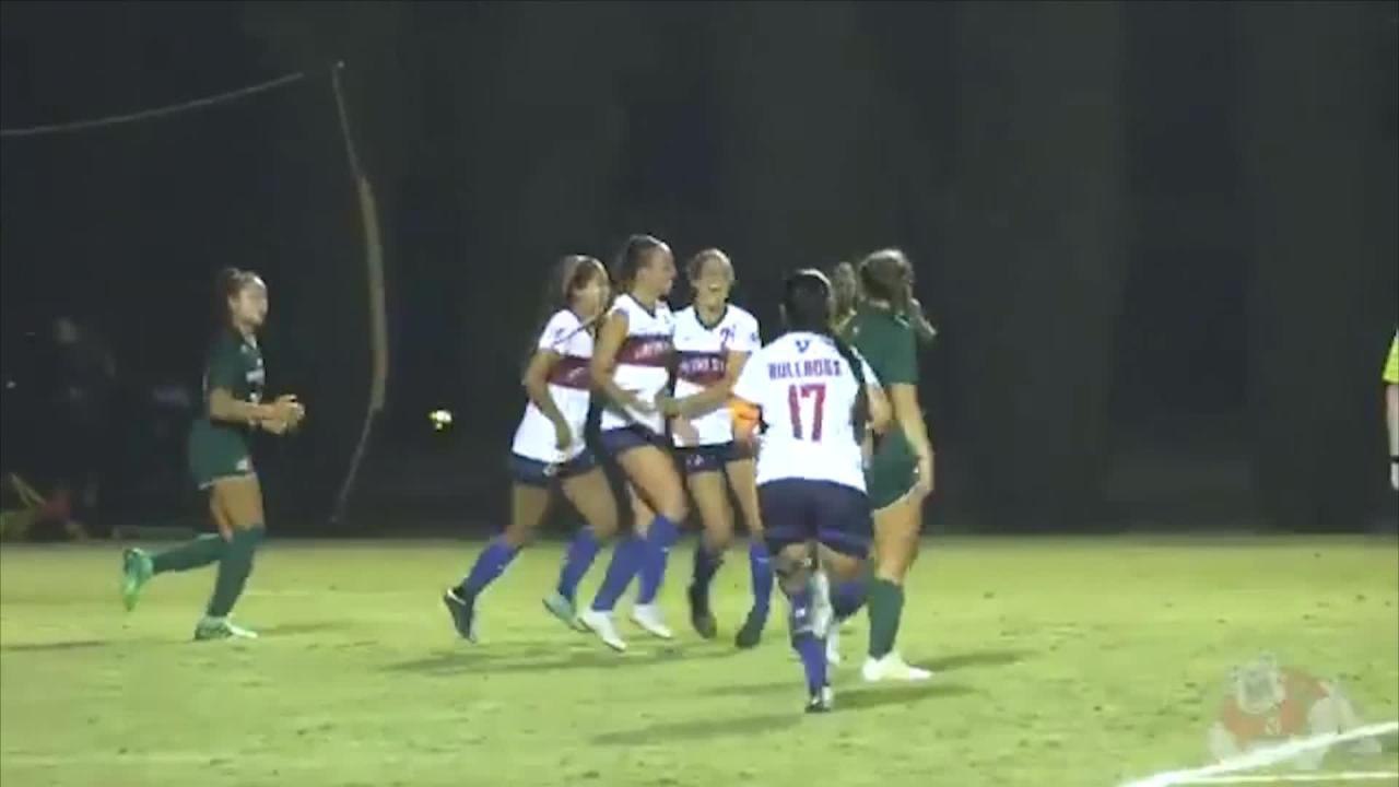 Football : L'incroyable touche acrobatique d'une étudiante américaine