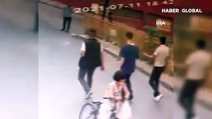 Kağıthane'de polisi gören torbacı eroini böyle attı