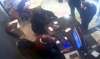 Kadıköy'de yardımsever vatandaş, yaşlı adamın unuttuğu cüzdanı teslim etti